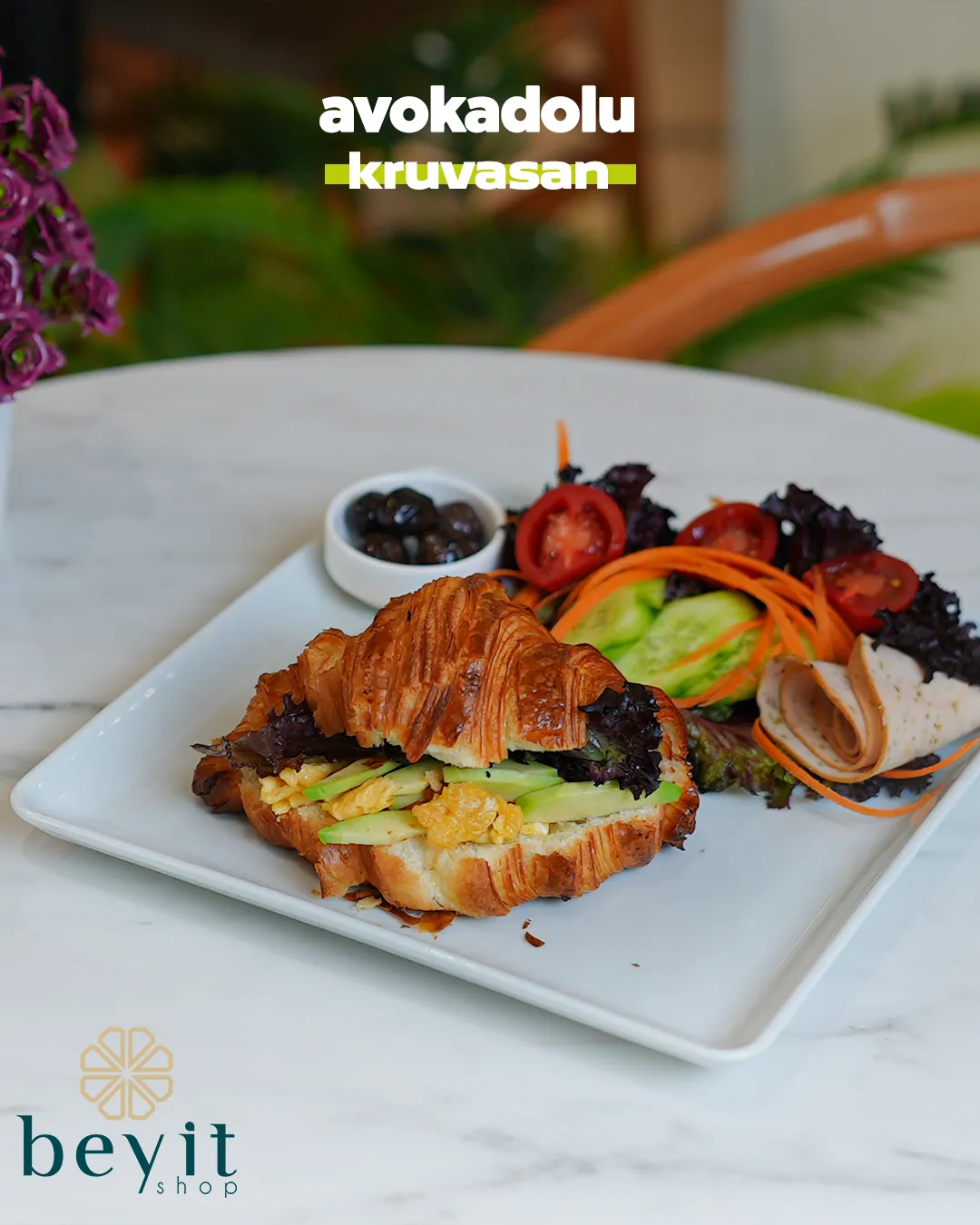  Avokadolu Kahvaltı Kruvasanı